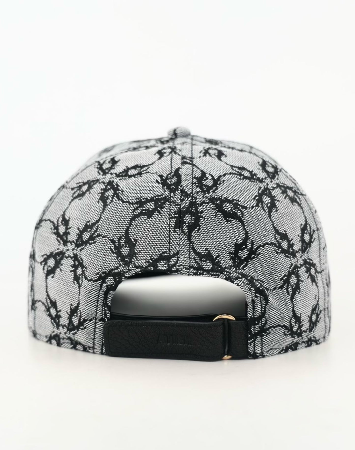 Cappello in tessuto ATIER con ricami e chiusura in vera pelle tamburellata