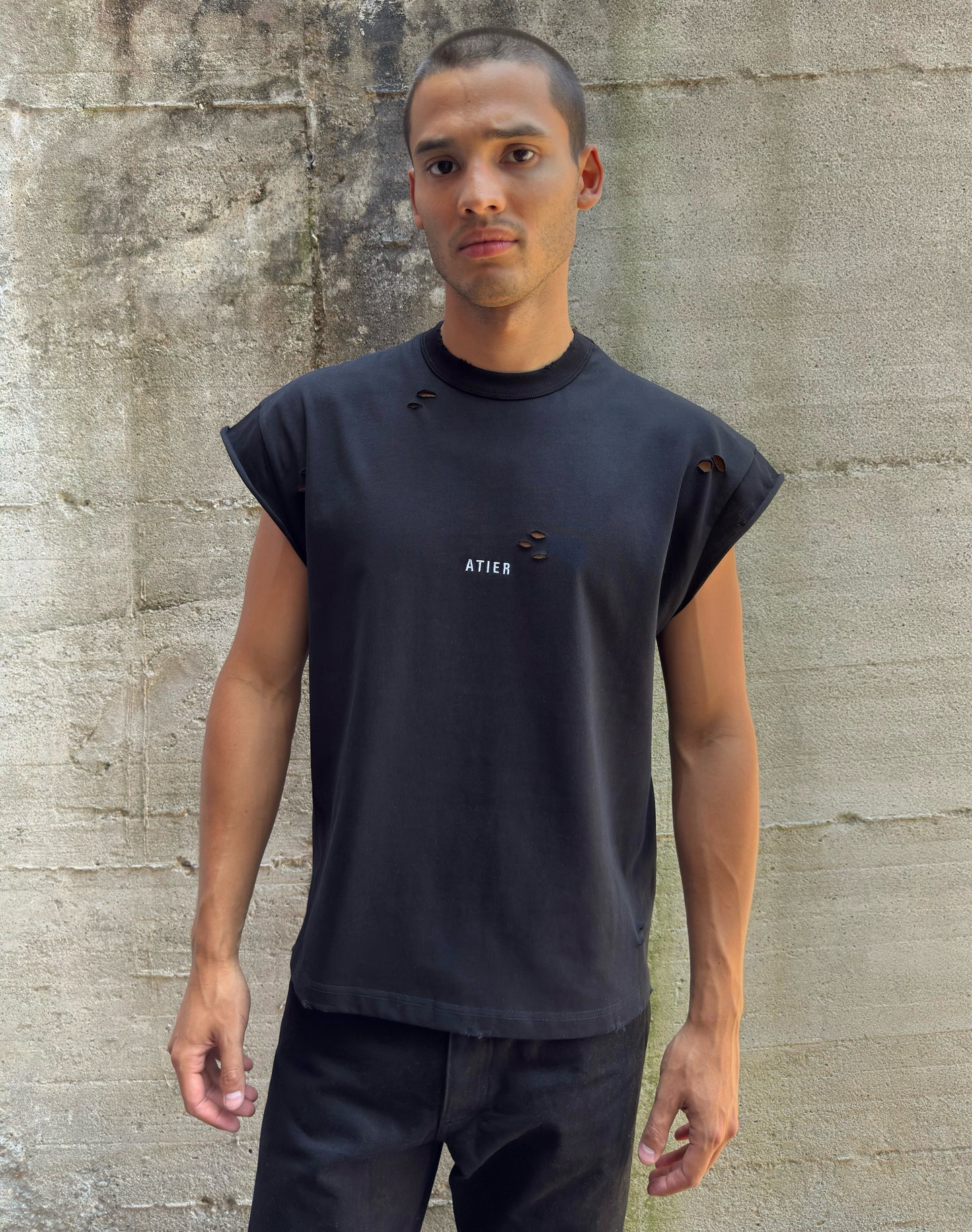 Maglia muscle in 100% cotone con logo ricamato e tagli/lacerature