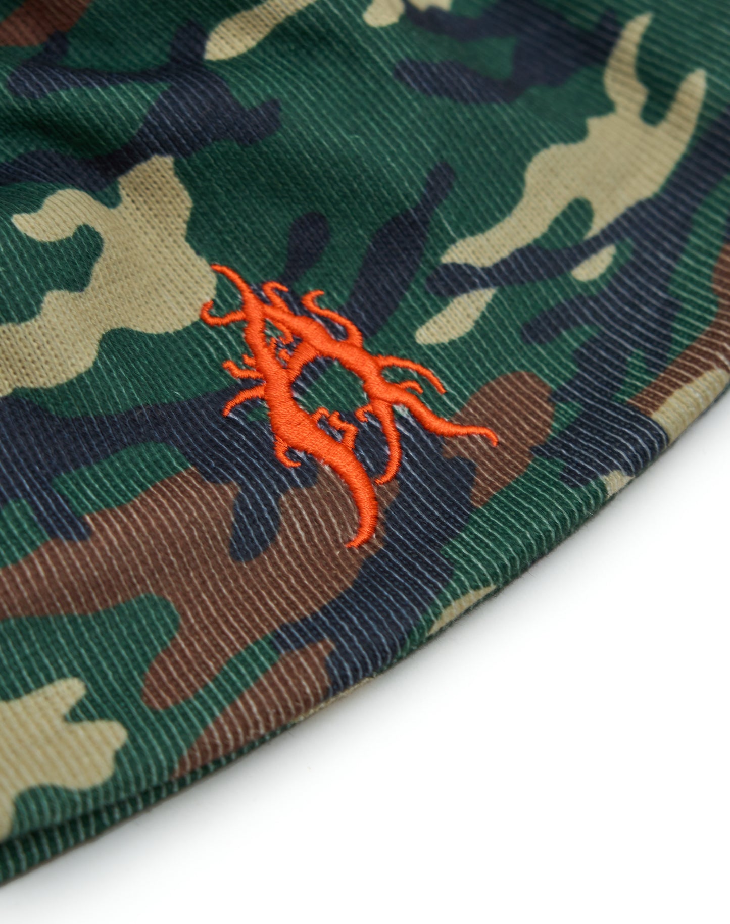 Cappello beanie camouflage con ricami e imbottito in pile