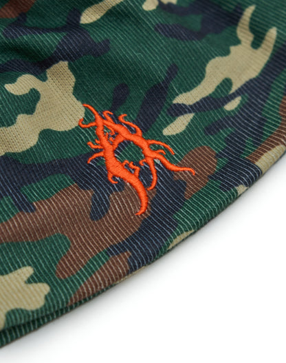 Cappello beanie camouflage con ricami e imbottito in pile
