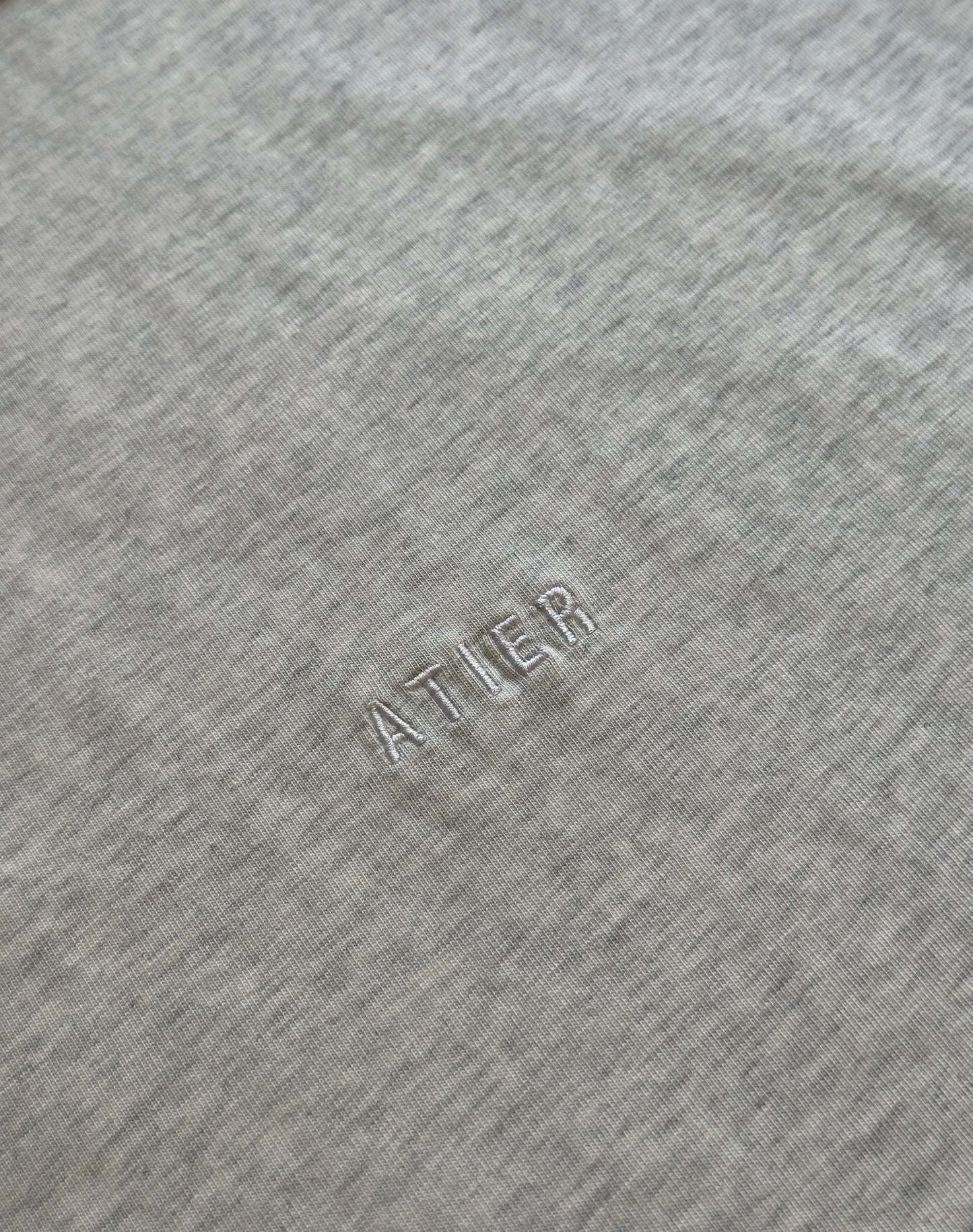 Maglia in 100% cotone con logo ricamato