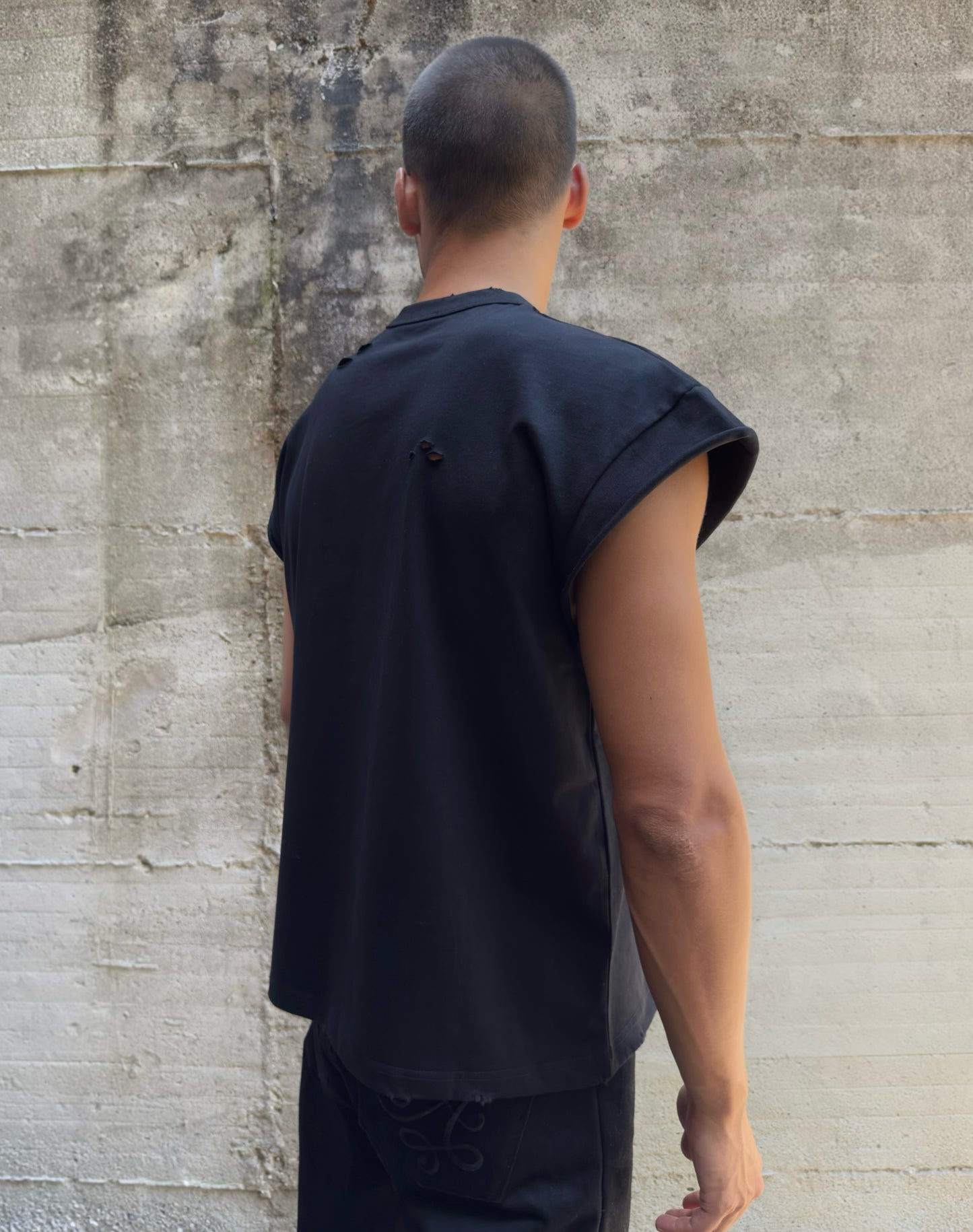 Maglia muscle in 100% cotone con logo ricamato e tagli/lacerature