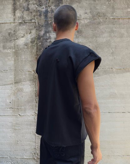 Maglia muscle in 100% cotone con logo ricamato e tagli/lacerature