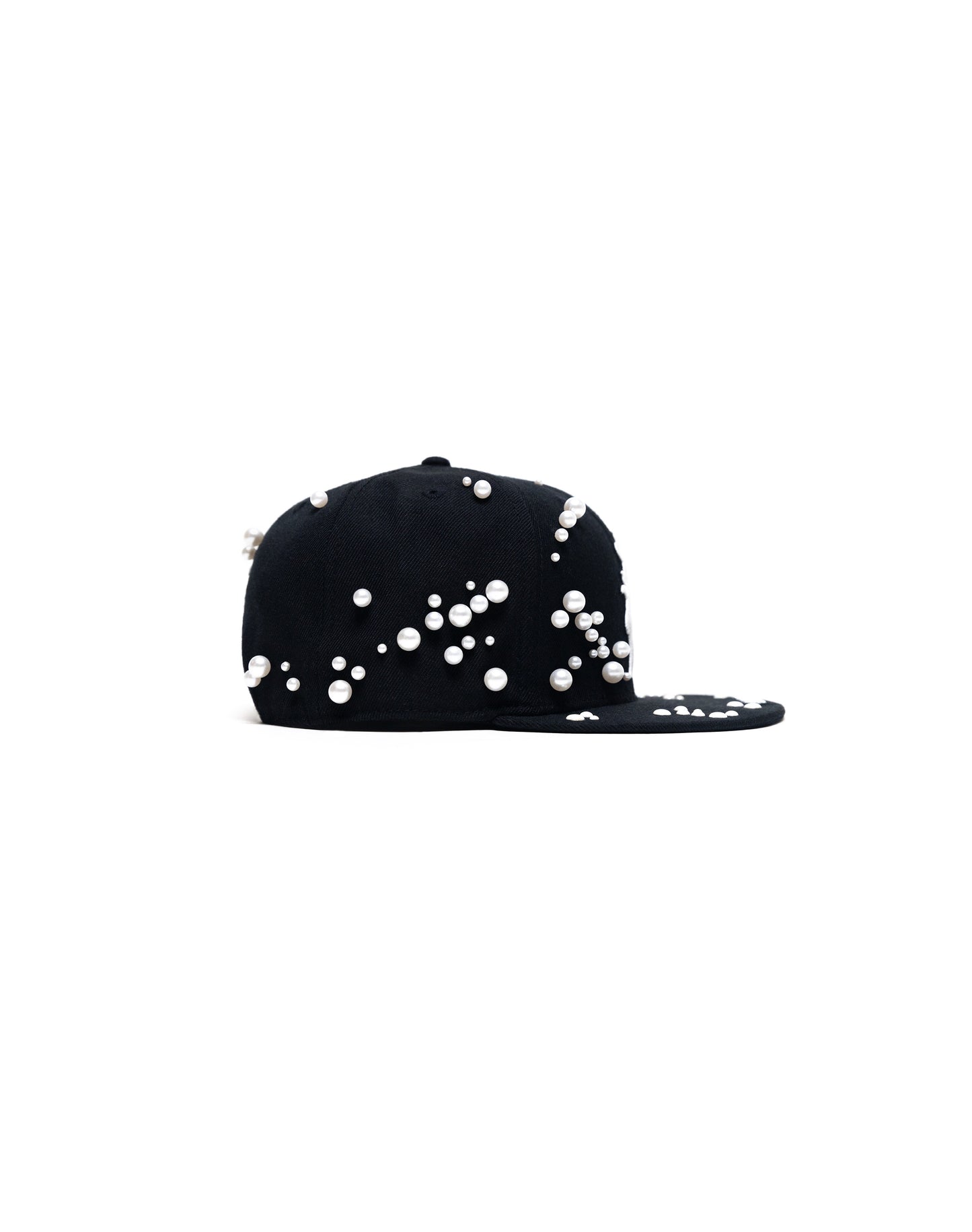 Cappello con ricami 3D, perle e mezze perle applicate