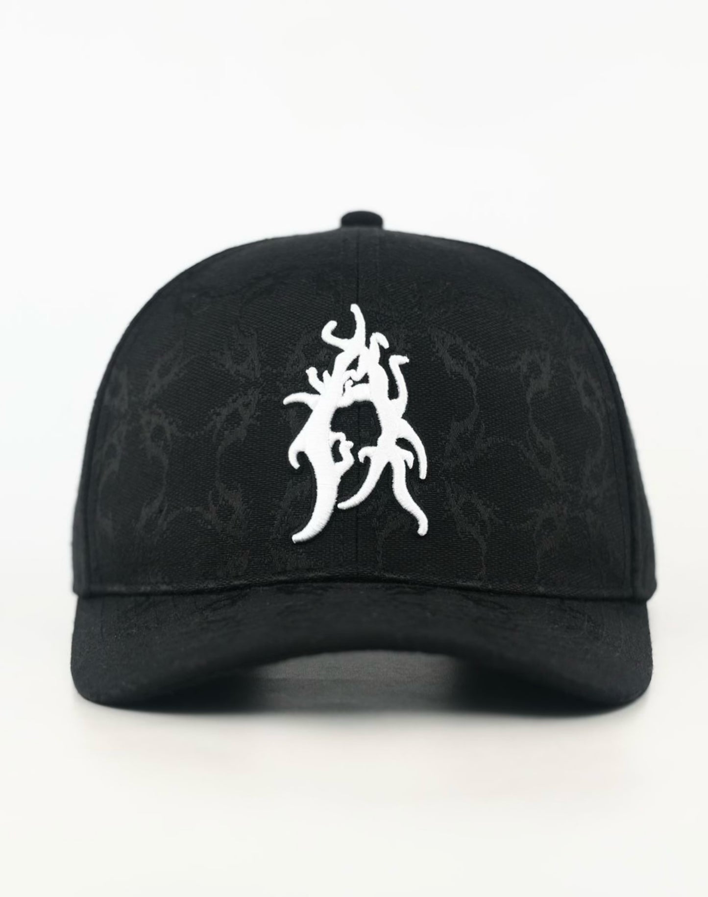 Cappello in tessuto ATIER con ricami e chiusura in vera pelle tamburellata