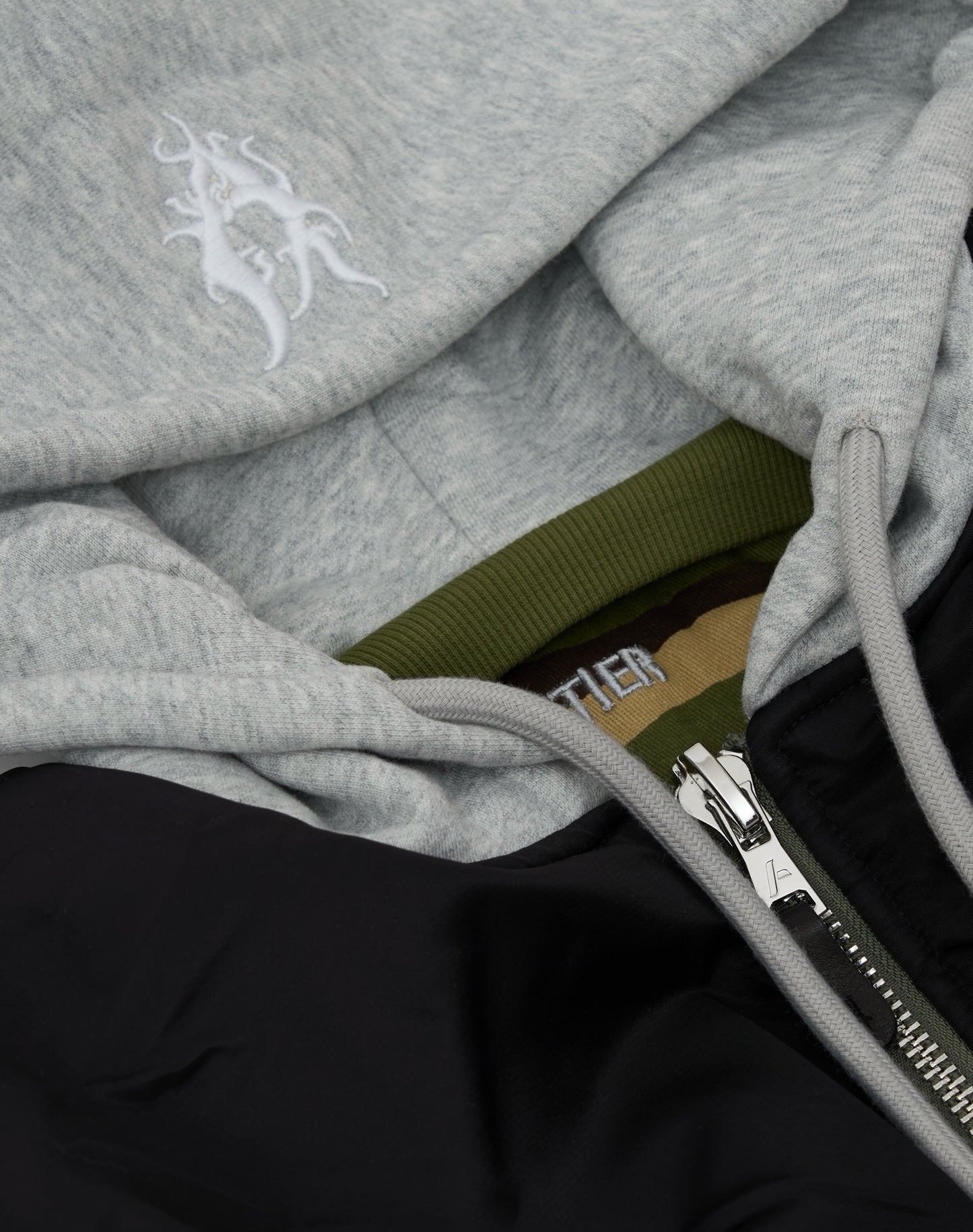 Bomber imbottito reversibile in 100% cotone con cappuccio e ricami 3D