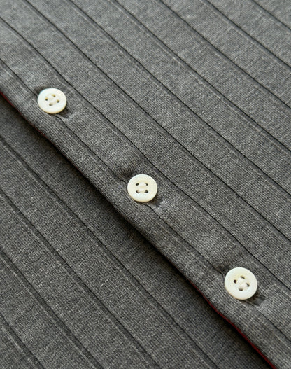 Maglia Henley a coste con bottoni logati in vera madreperla e ricamo