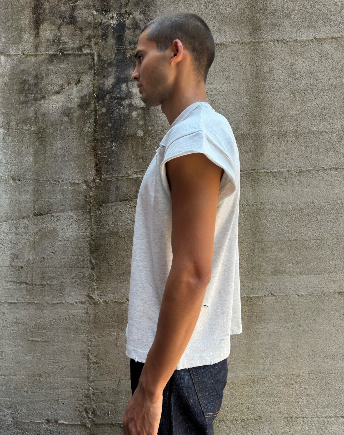 Maglia muscle in 100% cotone con logo ricamato e tagli/lacerature
