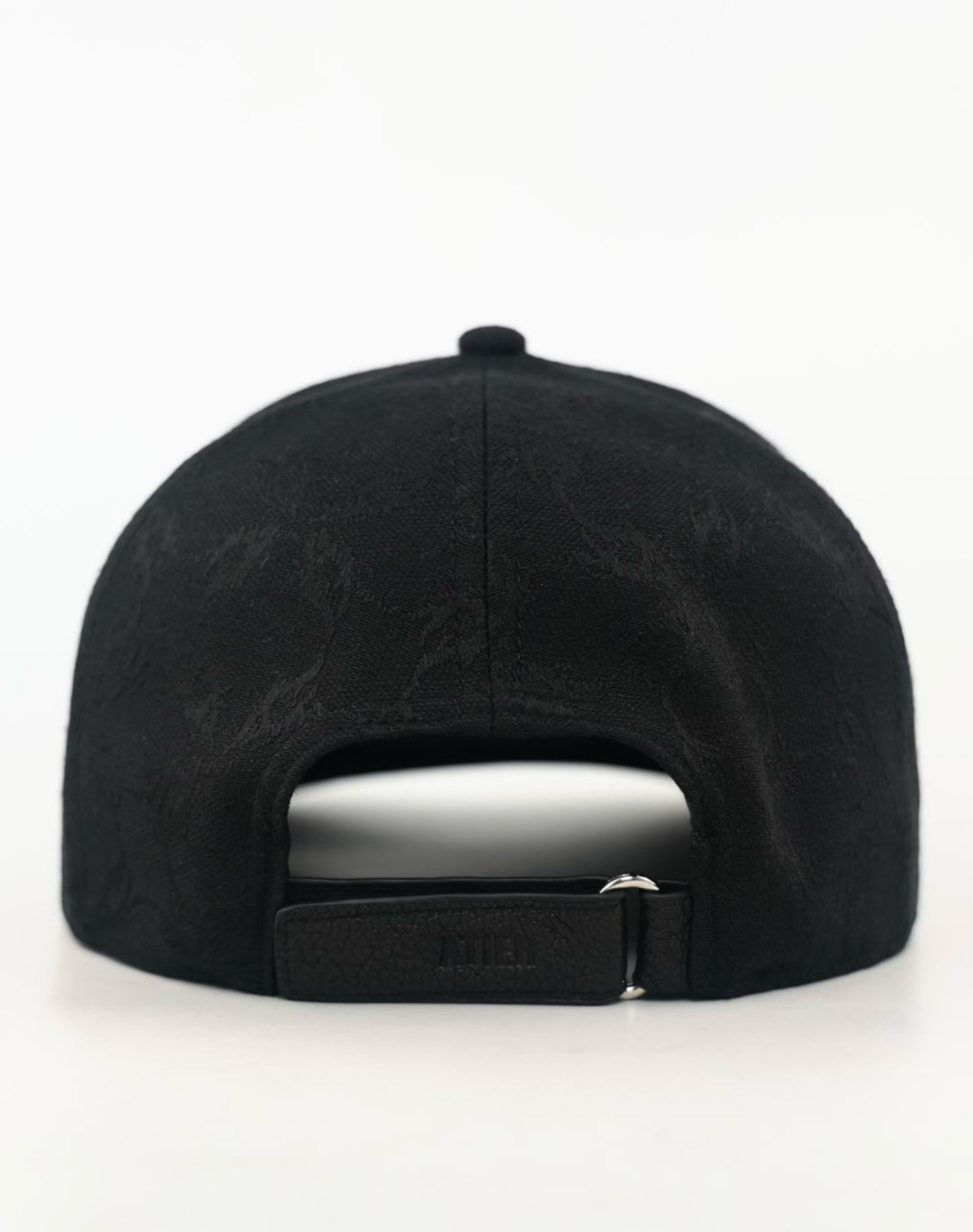 Cappello in tessuto ATIER con ricami e chiusura in vera pelle tamburellata