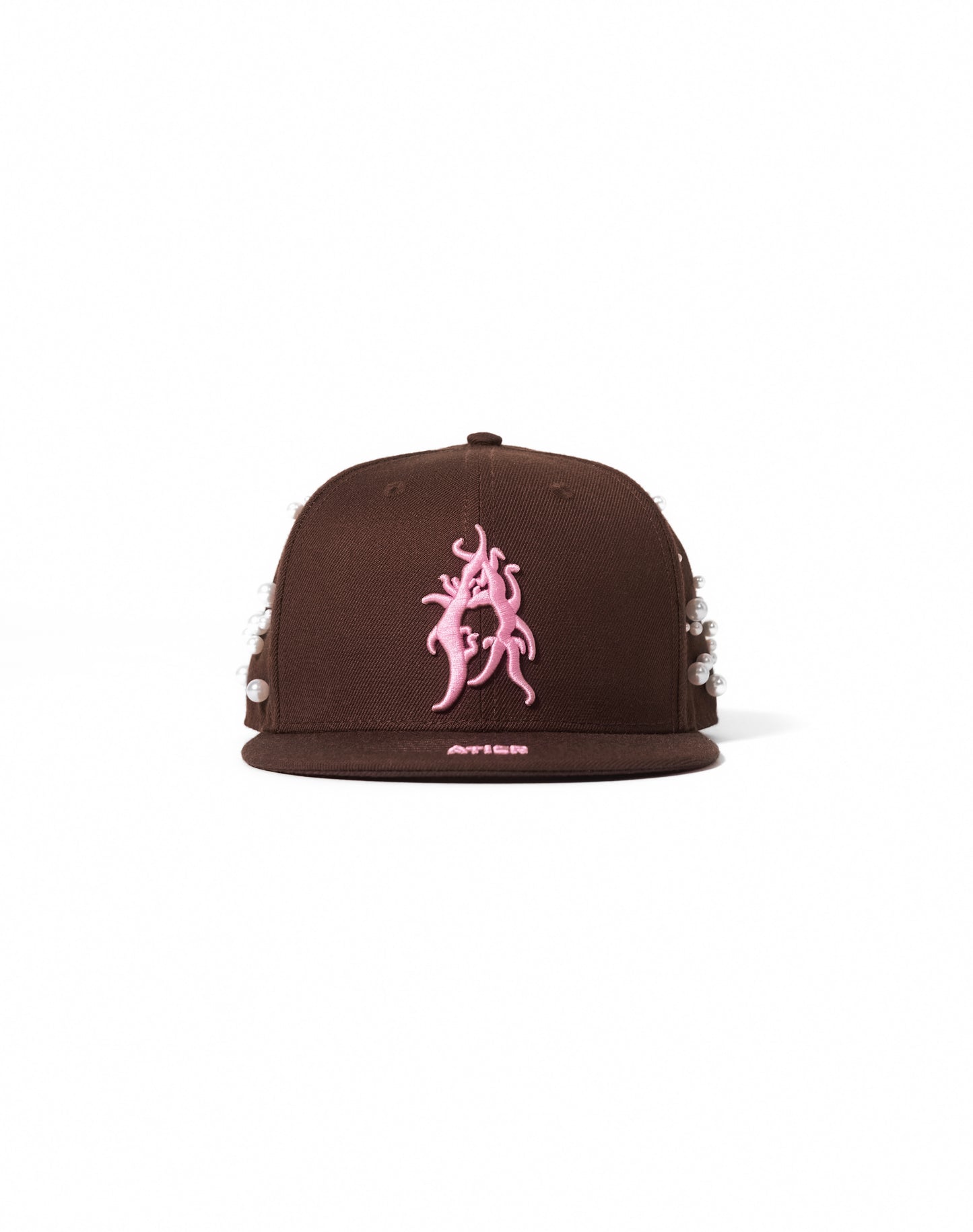Cappello con ricami 3D e perle rivettate