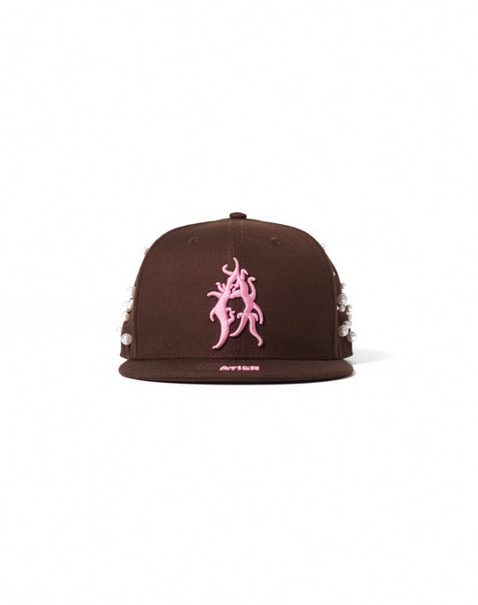 Cappello con ricami 3D e perle rivettate