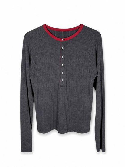 Maglia Henley a coste con bottoni logati in vera madreperla e ricamo