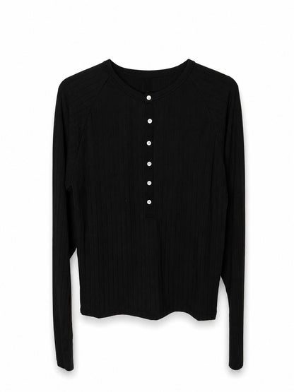 Maglia Henley a coste con bottoni logati in vera madreperla e ricamo