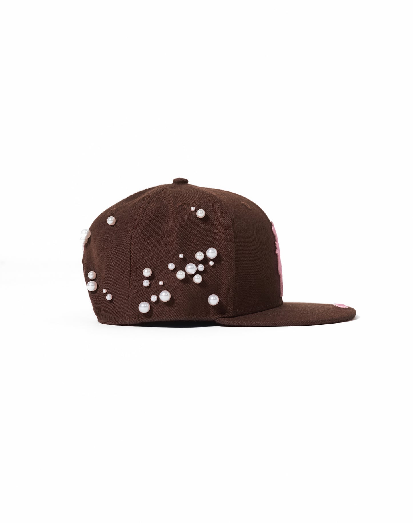 Cappello con ricami 3D e perle rivettate