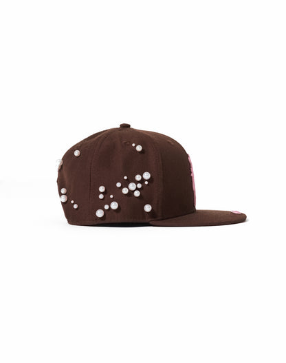 Cappello con ricami 3D e perle rivettate