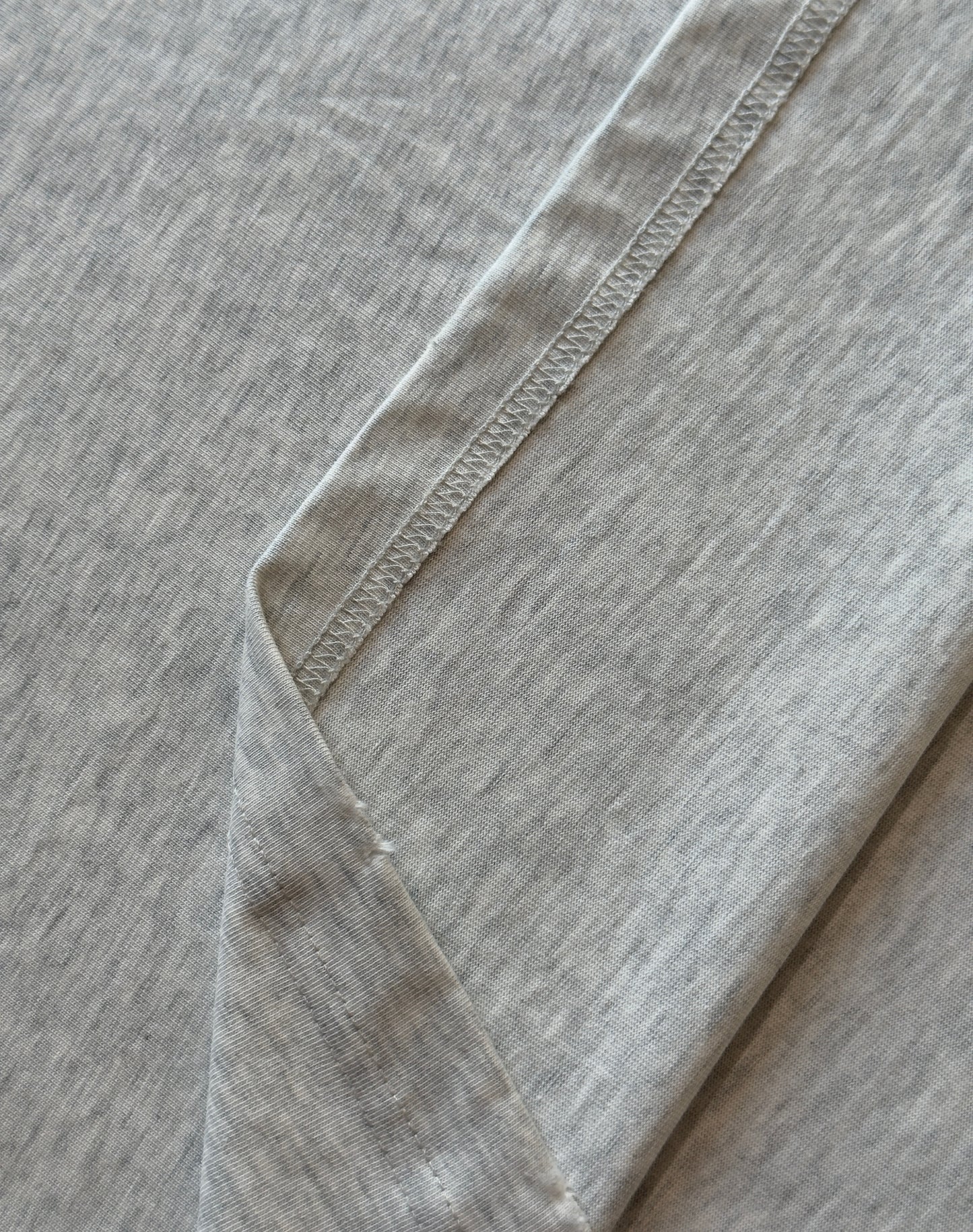 Maglia muscle in 100% cotone con logo ricamato e tagli/lacerature