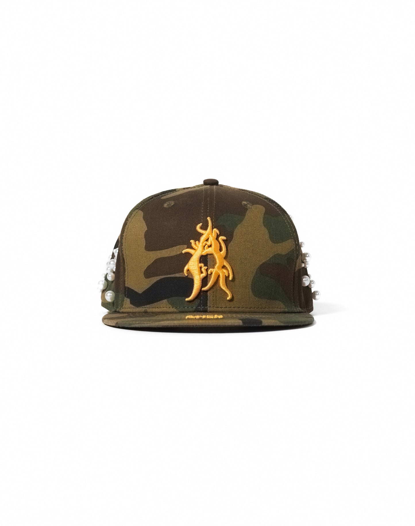 Cappello con ricami 3D e perle rivettate