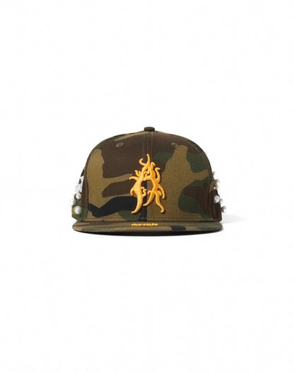 Cappello con ricami 3D e perle rivettate