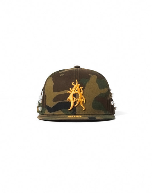 Cappello con ricami 3D e perle rivettate