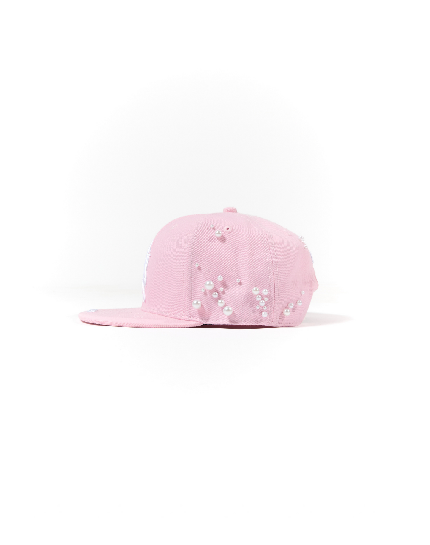 Cappello con ricami 3D e perle rivettate