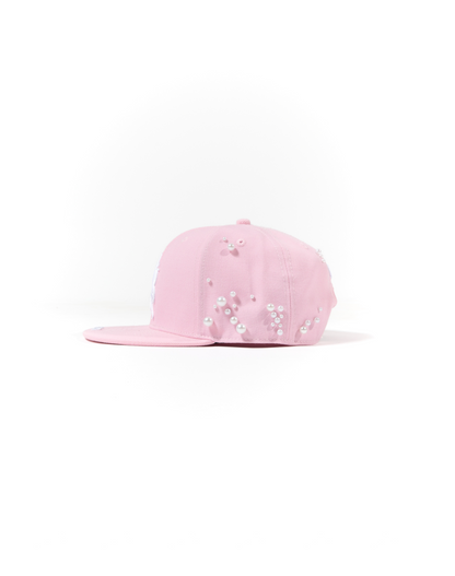 Cappello con ricami 3D e perle rivettate