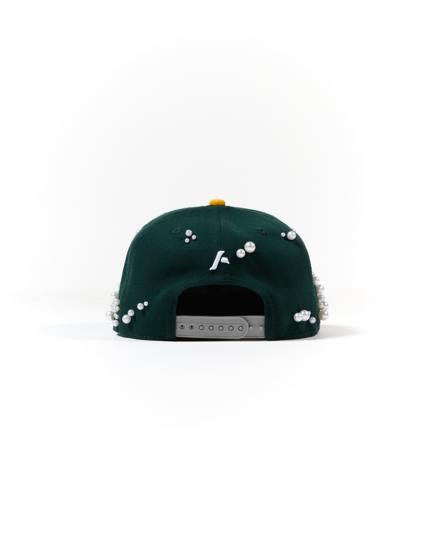 Cappello con ricami 3D e perle rivettate