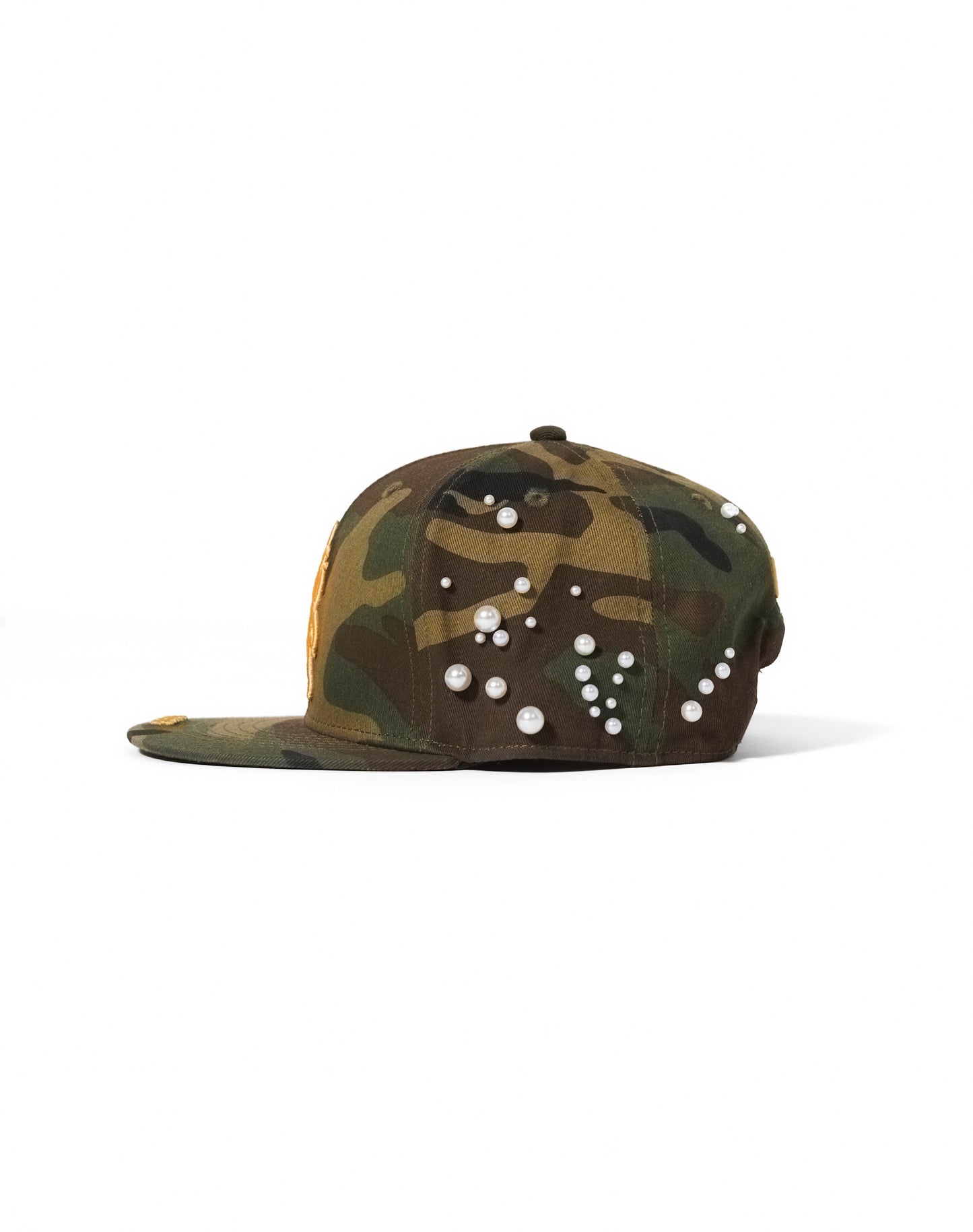 Cappello con ricami 3D e perle rivettate
